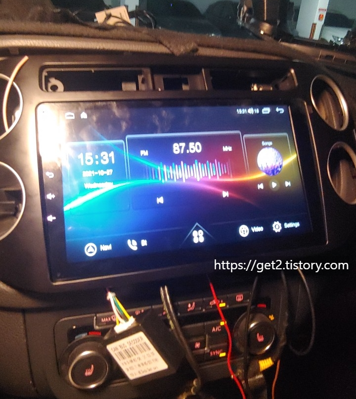 티구안에 NAIFLY 7862C 장착을 거의 완료한 모습의 사진
